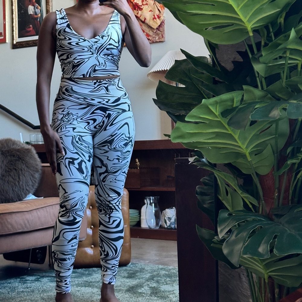 Women’s Marble Print Workout Set (XS Top, M Leggings) - Picture 3 of 8